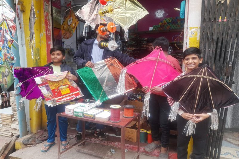 टीकमगढ़. मकर संक्रांति त्योहार को लेकर बाजार में पतंगों की दुकानें सजी दिखाई देने लगी है। इन दुकानों पर पतंगों के लिए बच्चों की चहल पहल बनी है। रंगबिरंगी और विभिन्न प्रकार, आकार की पतंगे बच्चों से लेकर बड़ो हो लुभा रही है। सबसे अधिक मटका, डोरेमोन, तिरंगा, रॉकेट, तीन ठड्ढा और कार्टून के साथ २०२५ की पतंगों की खरीदी अधिक हो रही है। बाजार में ५ रुपए से लेकर १००० रुपए तक को लोग खरीद रहे है। झांसी रोड निवासी नीरज अहिरवार और मोटे का मोहल्ला निवासी लकी अली ने बताया कि नगर में एक दर्जन से अधिक पतंगों की दुकानों पर भीड़ उमड़ रही है। इन दुकानों पर रंगबिरंगी और विभिन्न आकार वाली चौकोर तो कहीं लंबी तो कहीं पूंछ वाली पतंग मिल रही है। सालभर में लगभग १५ लाख रुपए से अधिक का कारोबार होता है। जिसमें से ७० प्रतिशत सिर्फ मकर संक्रांति पर होता है। पतंग को खुशी,आजादी और शुभता का संकेत माना जाता है। सूर्य के उत्तरायण होने के कारण इस समय सूर्य की किरणें सेहत के लिए सबसे अच्छी मानी जाती है। इसी कारण खुले मैदान में जाकर पतंग उड़ान स्वास्थ्य के लिए भी फ ायदेमंद होता है। शहर में पतंग उड़ाने के शौकीनों की कमी नहीं है। १००० रुपए तक की बिक रही पतंग दुकानदार कृष्णा तिवारी ने बताया कि पहले आयताकार पतंगों का निर्माण होता था, लेकिन हर वर्ष ट्रेंड बदल रहा है। हमारे पास ५ रुपए से लेकर ५० रुपए तक की पतंग है। बाजार मोटे के मोहल्ला में ५ रुपए से लेकर ५० रुपए, १०० रुपए, २०० रुपए, ५०० रुपए, ८०० रुपए और १००० रुपए तक की पतंग बिक रही है। इन पतंगों में तीन इंच से लेकर ६ फीट लंबी पतंग है। कई लोगों में बड़ी पतंग उड़ाने का शौक होता है। वहीं अब चाइनीज मांझा पूरी तरह से बंद है। मांझे या कॉटन के धागे का ही उपयोग हो रहा है। स्वास्थ्य के लिए भी फ ायदेमंद है पतंग उड़ाना पंडित रामस्वरुप पटैरिया ने बताया कि धार्मिक मान्यताओं के अनुसार भगवान राम ने मकर संक्रांति पर सबसे पहले पतंग उड़ाई थी। मकर संक्रांति पर पतंग उड़ाने का वैज्ञानिक महत्व भी है। इस दिन सूर्य की किरणें शरीर के लिए फ ायदेमंद मानी जाती है। पतंग उड़ाने से शरीर में ऊर्जा आती है और विटामिन डी की कमी पूरी होती है। पतंग उड़ाने से मांसपेशियां टोन अप होती है और आंखों पर भी इसका अच्छा असर पड़ता है। पतंग उड़ाने से मन एकाग्र होता है और शरीर और प्रकृति का संबंध बढ़ता है। ये सावधानियां रखें या दुकानदार का कहना था कि पतंग की डोर देशी मांडो की रखे। चाइनीज मांझे का उपयोग न करे। बिना मुंडेर की छत या बिजली के तारों के आसपास पतंग न उड़ाएं। सडक़ या रेल पटरी पर खड़े होकर पतंग न उड़ाएं। पतंग उड़ाते समय ऊंगली में टेप या बेडेड का उपयोग करें। पतंग कटने के बाद समय सडक़ पर न जाएं। इनका कहना बचपन में खूब पतंगे उडाई, पतंगों को आसमान में पहुंचाने में माहिर थे। इससे अन्य प्रतियोगी परेशान रहते थे। अब समय बदल गया है। गर्मियों की छुट्टियों की जगह मकर संक्रांति पर ही पतंगों को उडाते है। मटका पतंग २०० रुपए की मिल रही है। देवेंद्र सिंह परमार, ग्राहक टीकमगढ़। हमारे यहां डोरेमोन पतंग १००० रुपए, पैरासूट पतंग ८०० रुपए, मटका और तिरंगा पतंग २०० रुपए की बेची जा रही है। रोज सुबह से शाम एक हजार से अधिक पतंगें बिक रही है। विमल कुमार राजपूत, दुकानदार मोटे का मोहल्ला। सबसे अधिक मटका और तिरंगा पतंग बिक रही है। इनके दाम ५० रुपए से लेकर १०० रुपए तक है। तिरंग पतंग को सार्वजनिक स्थानों पर नहीं फेंके। उन्हें उठाकर सुरक्षित घर पर रख ले। समसुद्दीन खान, दुकानदार। मकर संक्राति का त्योहार सभी धर्मों के लोग मिलजुलकर मनाते है। पतंग उडाई जाती है, उसके बीच जो भी पतंग आती है उसे काट देते है। लेकिन लेकिन रिस्तों पर कोई असर नहीं पड़ता था। इससे विश्वास भी बढता है। टिंकू साहू, रौरईयां रोड टीकमगढ़।