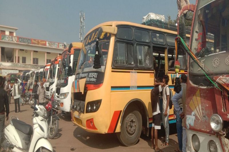 यात्री बसों में नहीं मिले परमिट।