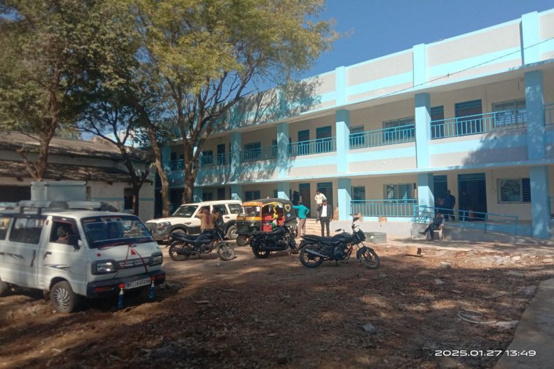 गोपनीय परीक्षा का वितरण करते