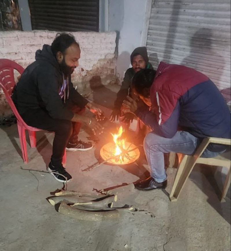 सिरोही. सर्दी से राहत के लिए अलाव का सहारा लेते लोग।