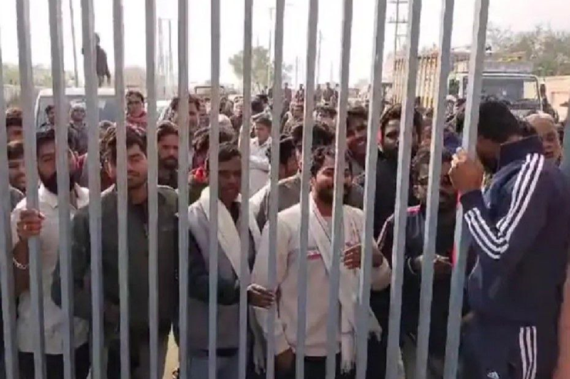 Protest for speed breaker in neemuch