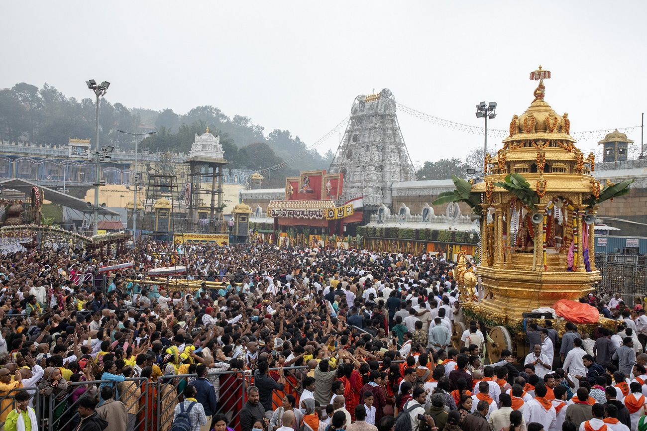 vaikuntha ekadashi पर भक्तों ने किए स्वर्ग द्वार के दर्शन, मान्यता… मोक्ष की
होती है प्राप्ति