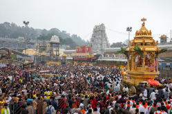 vaikuntha ekadashi पर भक्तों ने किए स्वर्ग द्वार के दर्शन, मान्यता… मोक्ष की
होती है प्राप्ति - image