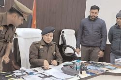 सर्विलांस पर लगे 16 लाख की कीमत के 94 मोबाइल बरामद, पुलिस ने मालिकों को लौटाए,
फोन पाकर खिले लोगों के चेहरे - image