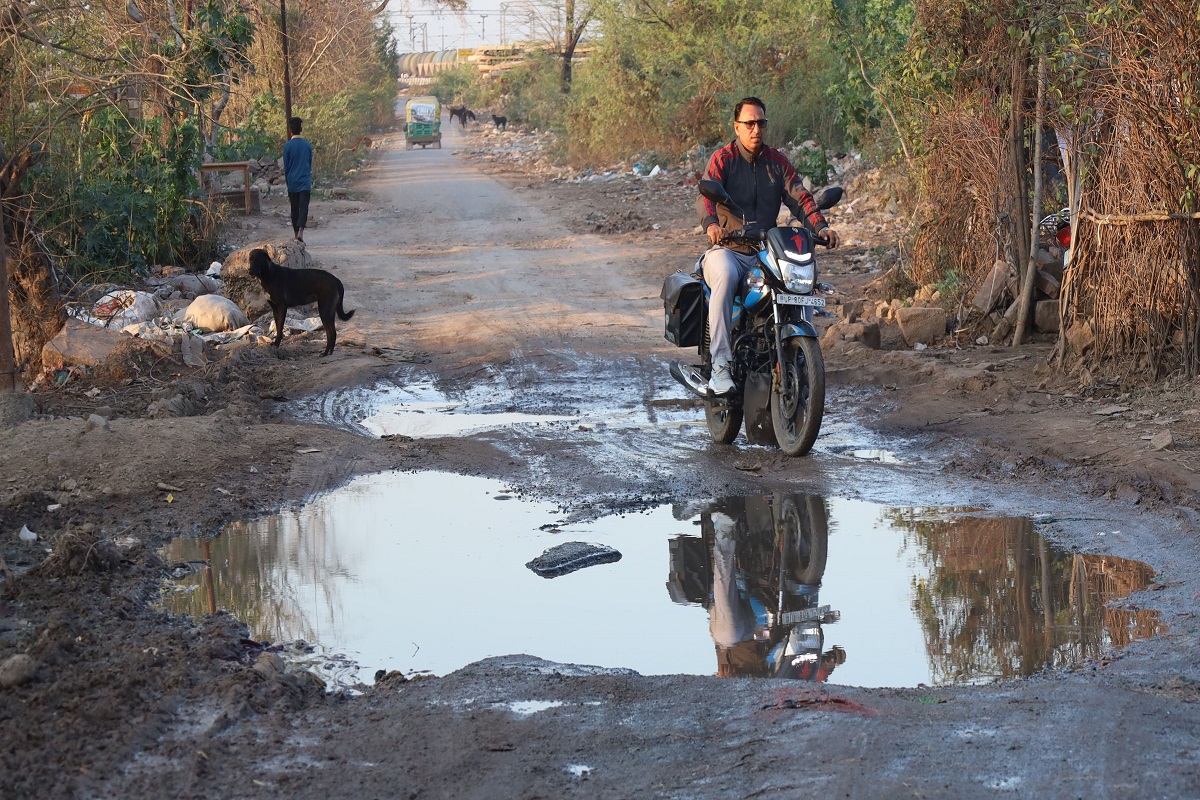 गड्ढों ने राह की मुश्किल, विद्यार्थी व रहवासियों का निकलना दूभर