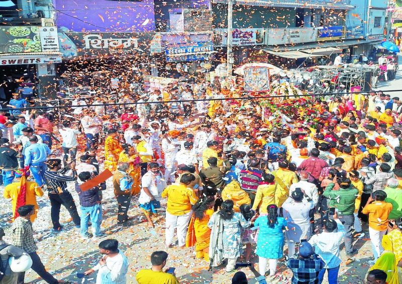 शोभायात्रा दोपहर बाद श्रीजी मंदिर से प्रारम्भ हुई जो चौमुखा बाजार, घंटाघर, सदर बाजार, धर्मादा चौराहा, प्रताप चौक, इंद्रा मार्केट, सब्जी मंडी होते हुए श्रीजी मंदिर पर पहुंची।