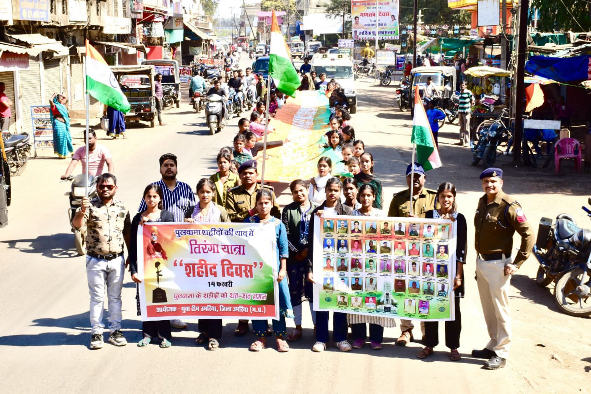 युवाओं ने 100 मीटर लंबी तिरंगा यात्रा निकालकर दी पुलवामा के शहीदों को
श्रद्धांजलि