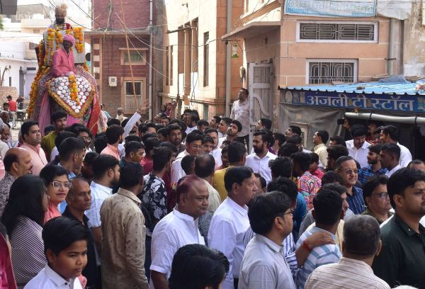 Jain community gathered in the renunciation journey of Dikshaarti Ankur