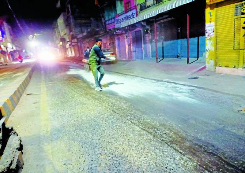 कॉलेज तिराहे के समीप ही मशीन का ऑयल टैंक गर्म होकर लीक हो गया। इसके चलते कॉलेज रोड तिराहे से अस्पताल रोड, धर्मादा चौराहा, मैन मार्केट तथा प्रताप चौक तक सडक़ पर ऑयल फैल गया।