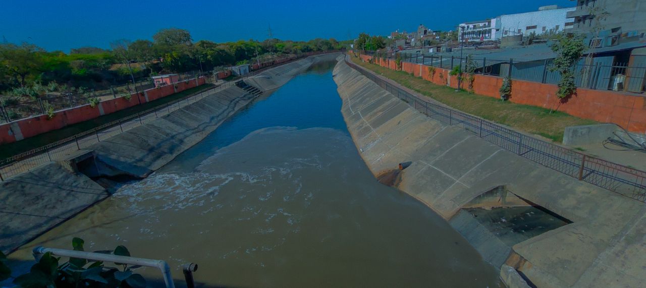 अभी भी नाला गिर रहा है द्रव्यवती नदी में, देखें तस्वीरें