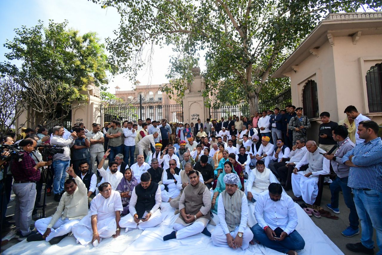 विधानसभा में लगातार हंगामा, विधानसभा बनी छावनी, लोग जाम में फंसे, देखें तस्वीरें