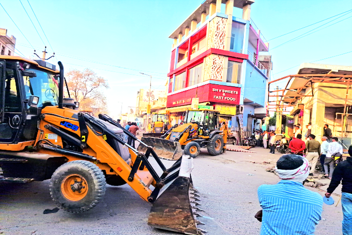 सडक़ चौड़ाईकरण के लिए हटाया अतिक्रमण, मचा हडक़ंप…. देखें वीडियो