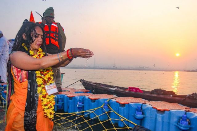 Sadhvi praying after bathing in the Sangam