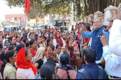 ASHA Workers Protest: आशा वर्कर्स का बड़ा प्रदर्शन: मानदेय बढ़ाने और बकाया
भुगतान को लेकर सड़क पर उतरीं सैकड़ों महिलाएं - image