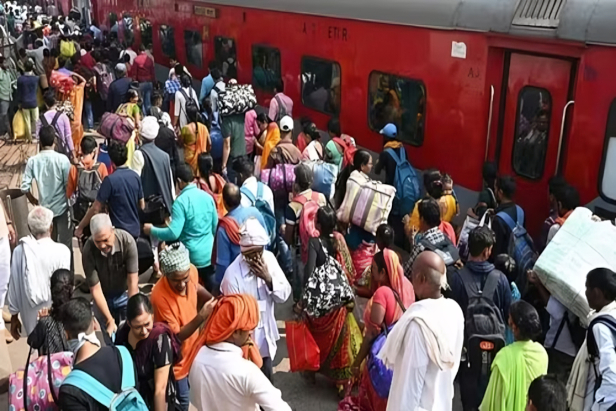 Railway: चारबाग रेलवे स्टेशन पर भारी भीड़: महाकुंभ स्नान के लिए उमड़े श्रद्धालु,
गोमती एक्सप्रेस में ठसाठस यात्री - image