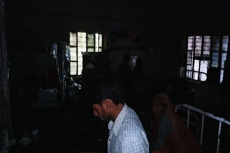 अस्पताल की इमरजेंसी में मोबाइल की रोशनी में इलाज Treatment in the emergency of the hospital using the light of a mobile phone