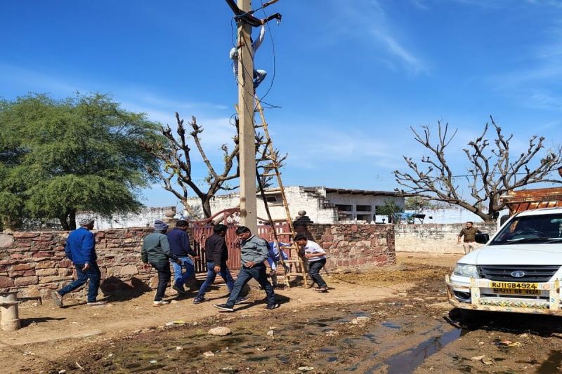 31 लाख का बिल बकाया, निगम ने उतारे ट्रांसफार्मर Bill of Rs 31 lakh outstanding, corporation removed transformer