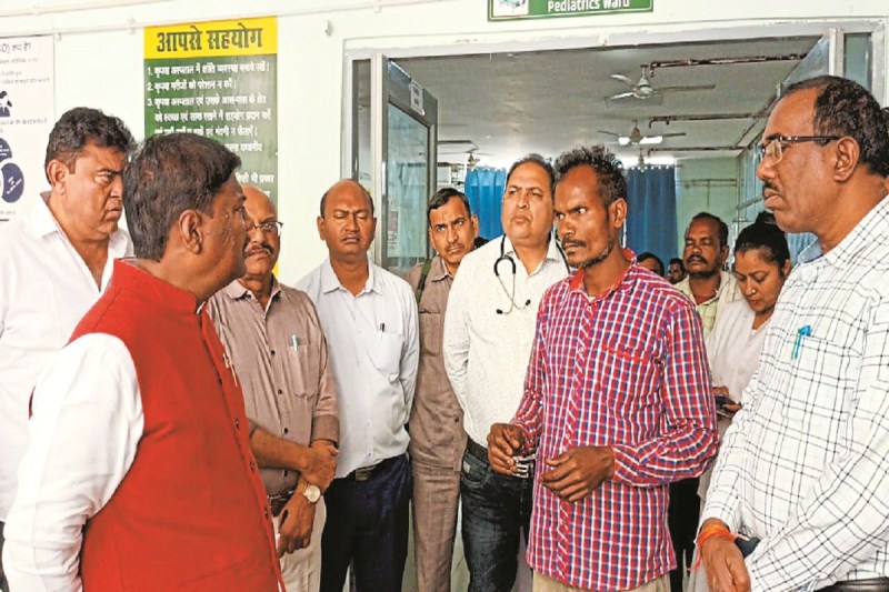 Kondagaon News: फूड पॉइजनिंग से दो दर्जन से ज्यादा बच्चे बीमार, एक बालिका की मौत, मंत्री केदार कश्यप पहुंचे अस्पताल