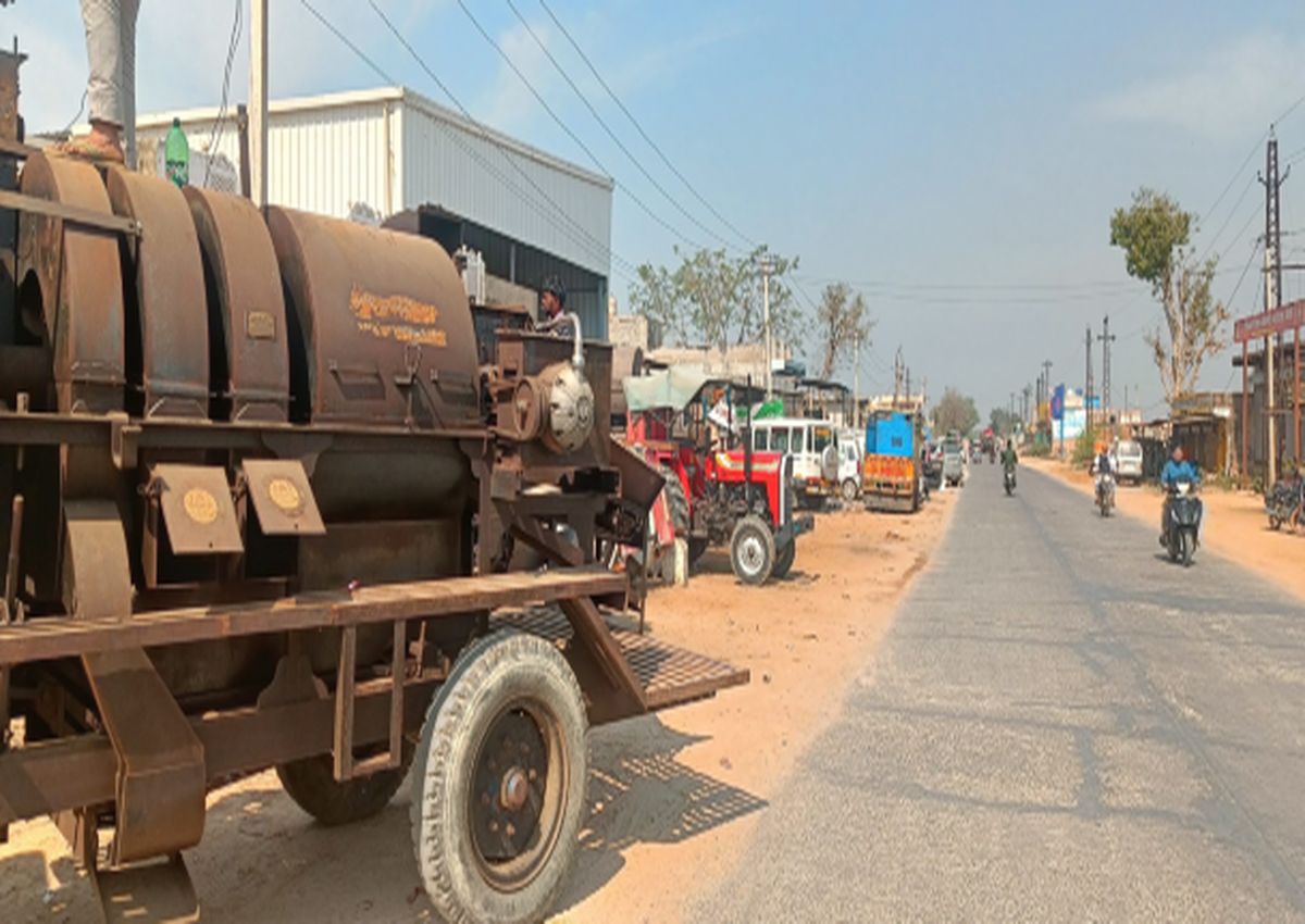 चार लेन के रोड पर मात्र दो वाहनों के निकलने लायक जगह भी नहीं बची, अतिक्रमण से
सिकुड़ रही सड़कें