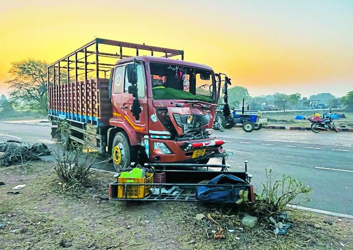 ट्रक ने मारी ट्रैक्टर ट्रॉली को टक्कर, चालक घायल