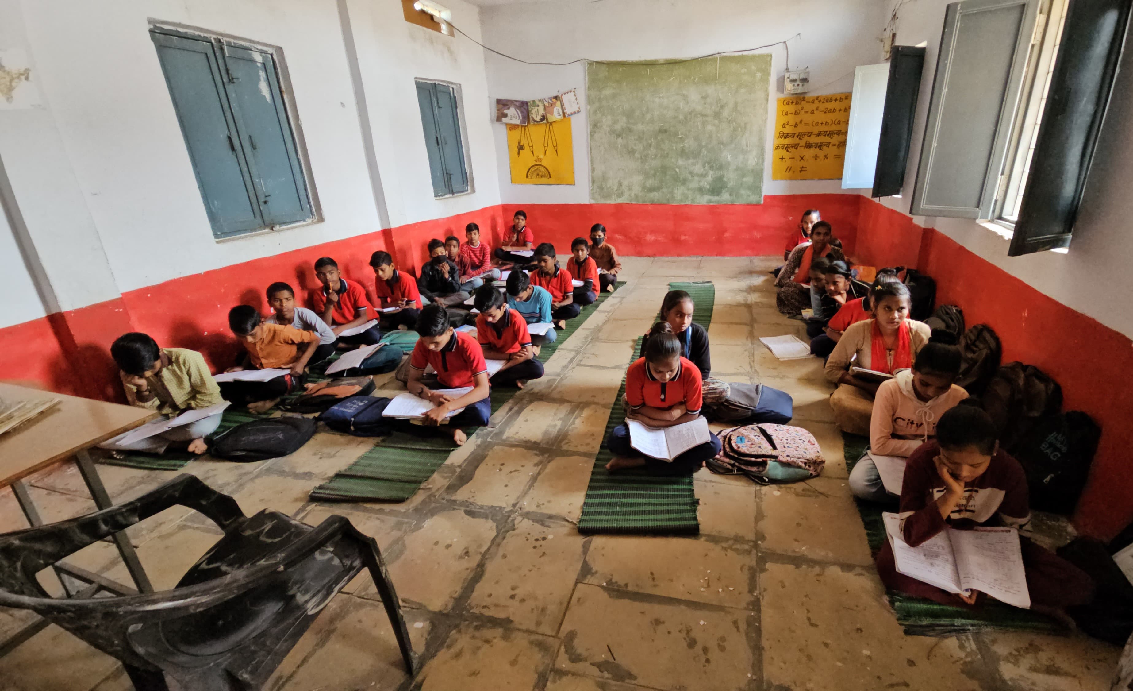 शिक्षक अटैच, एक कमरे में बैठकर पढऩे को मजबूर दो कक्षाओं के बच्चे, व्यवस्था
प्रभावित