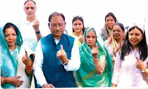 प्रदेश के 50 विकासखंडों में हुआ 77.54 फीसदी मतदान, CM ने सपरिवार किया वोट, देखें Photo..