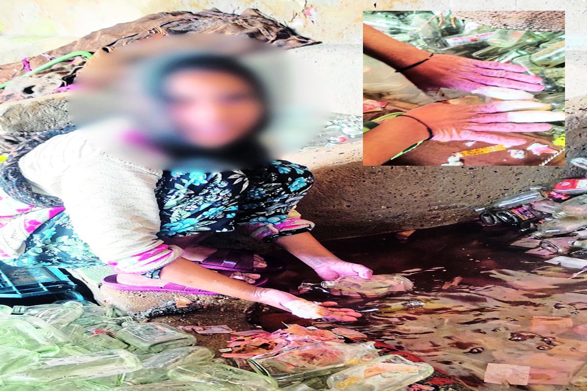खाली बोतल-पव्वे साफ कर रहे मासूम, पानी व एसिड से गलने लगे हाथ