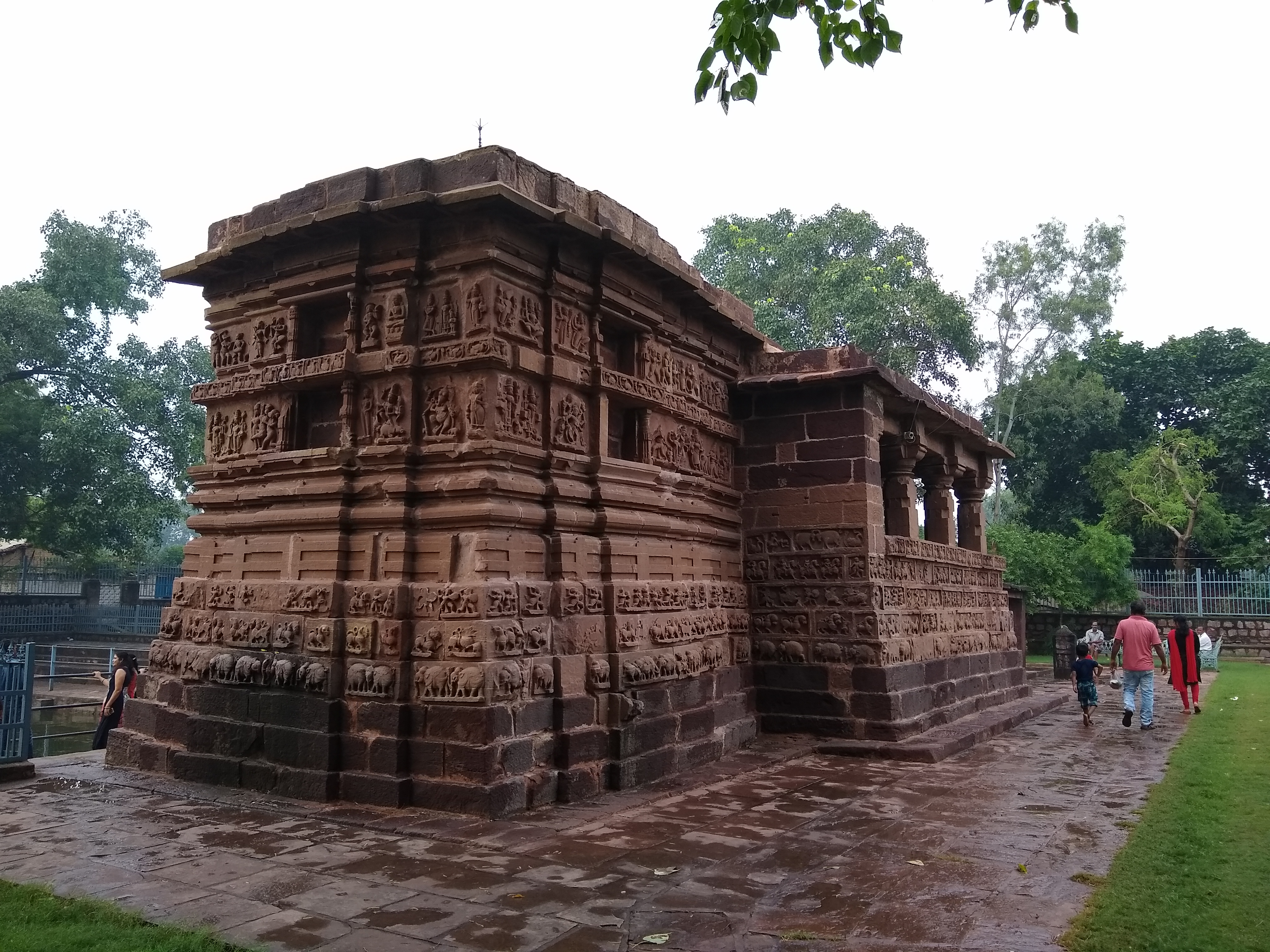 Shiv Mandir: देवबलौदा में स्थित 13वीं शताब्दी का प्राचीन शिव मंदिर, देखें
तस्वीरें