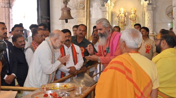Amit Shah in CG: माँ बम्लेश्वरी मंदिर पहुंचे गृहमंत्री अमित शाह, देखें तस्वीरें