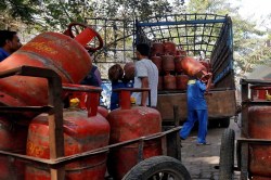 Good News LPG Price: बजट से ठीक पहले गैस कीमतों पर राहत: सस्ता हुआ एलपीजी
सिलेंडर, जानें लखनऊ मंडल के नए रेट - image