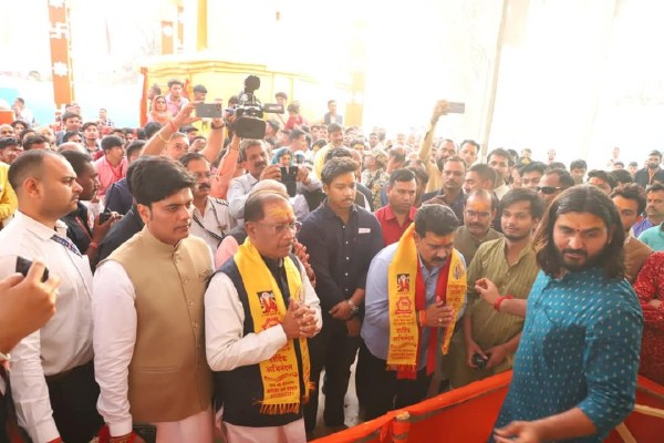 Bageshwar Dham: छत्तीसगढ़ के CM विष्णुदेव साय पहुंचे बागेश्वर धाम, पंडित धीरेन्द्र कृष्ण शास्त्री से की मुलाकात, देखें Photos
