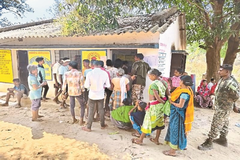 CG Election 2025: रिपोलिंग की मांग कर रहे ग्रामीण! मतदान चलता रहा और बैलेट पेपर से प्रत्याशी का नाम ही गायब मिला