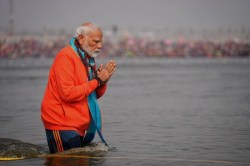 Maha Kumbh: आस्था की डुबकी लगाकर पीएम मोदी ने दिया एकता का संदेश - image