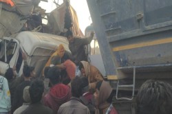 Gonda Accident: भीषण सड़क हादसा, चार वाहन आपस में टकराए डंपर दुकान में घुसा चालक
की मौत - image