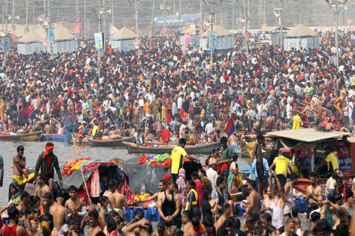 Mahakumbh: महाशिवरात्रि के महास्नान से पूर्व उमड़े करोड़ों श्रद्धालु, संख्या 64
करोड़ पार, अफसर अलर्ट - image