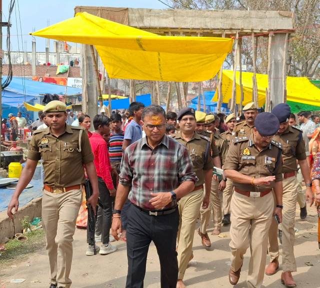 मंदिरों का निरीक्षण करते पुलिस कमिश्नर