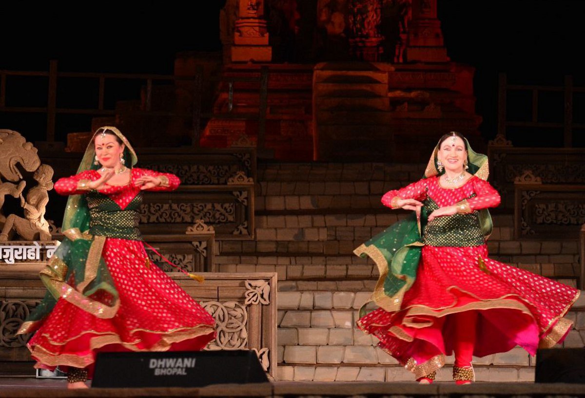 प्रस्तुति देते विदेशी कलाकार।