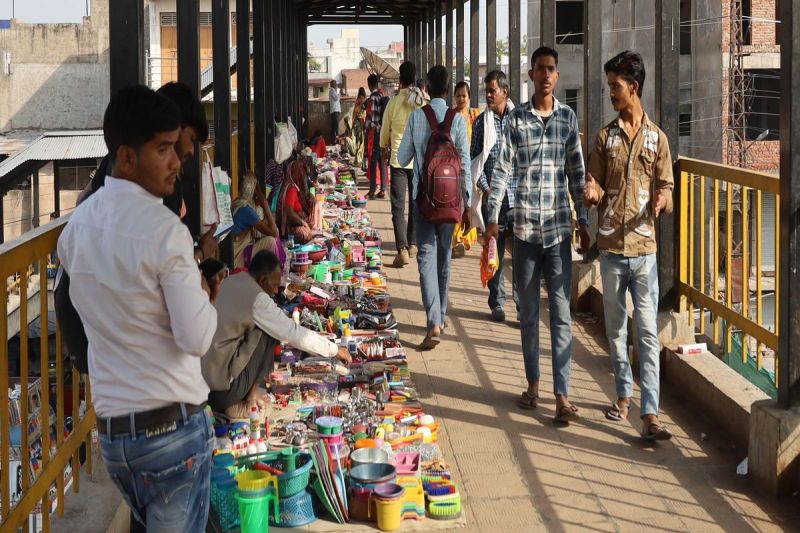 फुटओवर ब्रिज पर सजा दिया बाजार, निकलने वाले राहगीर परेशान