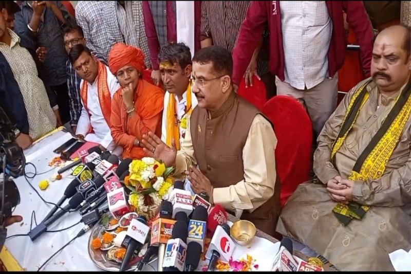 लखनऊ के मनकामेश्वर मंदिर में दो मुस्लिम युवकों ने हिंदू धर्म अपनाया