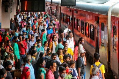 प्रयागराज में श्रद्धालुओं की भारी भीड़, रेलवे ने बदले ट्रेनों के रूट, 300 बसों की विशेष व्यवस्था