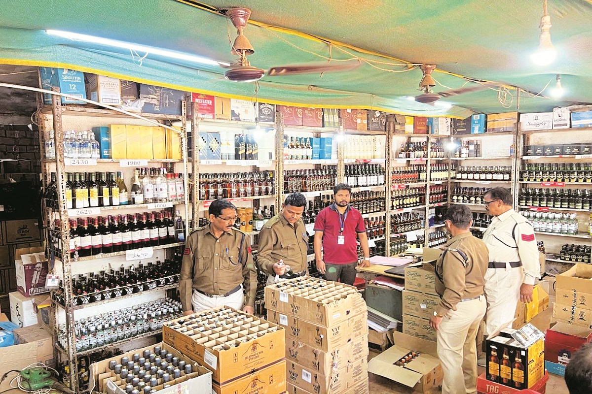 CG Liquor Shop: शराब दुकानों में हुई ओवर रेटिंग की जांच, प्रशासन ने दिया क्लीन
चिट