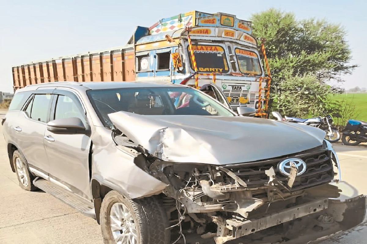 Road Accident: नेशनल हाइवे पर बड़ा हादसा! बस्तर के राजा की कार ने वाहन को मारी
टक्कर, 12 घायल