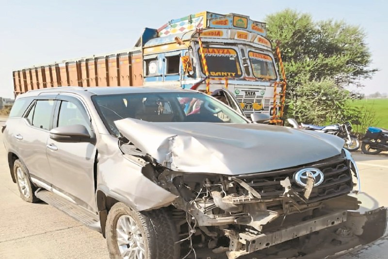 Road Accident: नेशनल हाइवे पर बड़ा हादसा! बस्तर के राजा की कार ने वाहन को मारी टक्कर, 12 घायल
