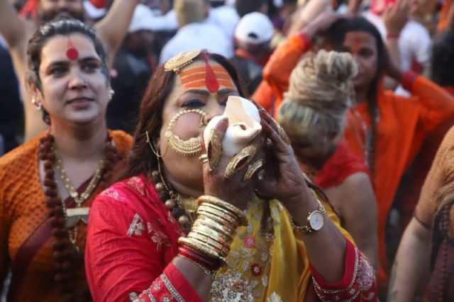 Kinnar Akhada joining the Juna Akhada for the holy dip