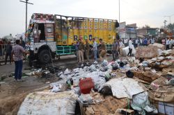 अनियंत्रित ट्रक बाइक सवारों पर पलटा, एक युवक की मौत - image