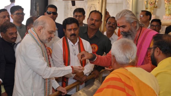 Amit Shah in CG: माँ बम्लेश्वरी मंदिर पहुंचे गृहमंत्री अमित शाह, देखें तस्वीरें