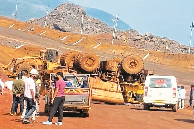 CG News: बड़ा हादसा! हजार टन वजनी माइनिंग वॉटर टैंकर पलटा, मची अफरा-तफरी