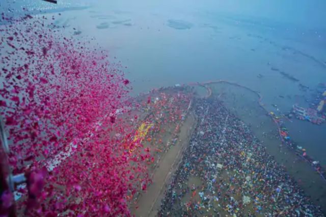 Flower shower from helicopters during the final Amrit Snan