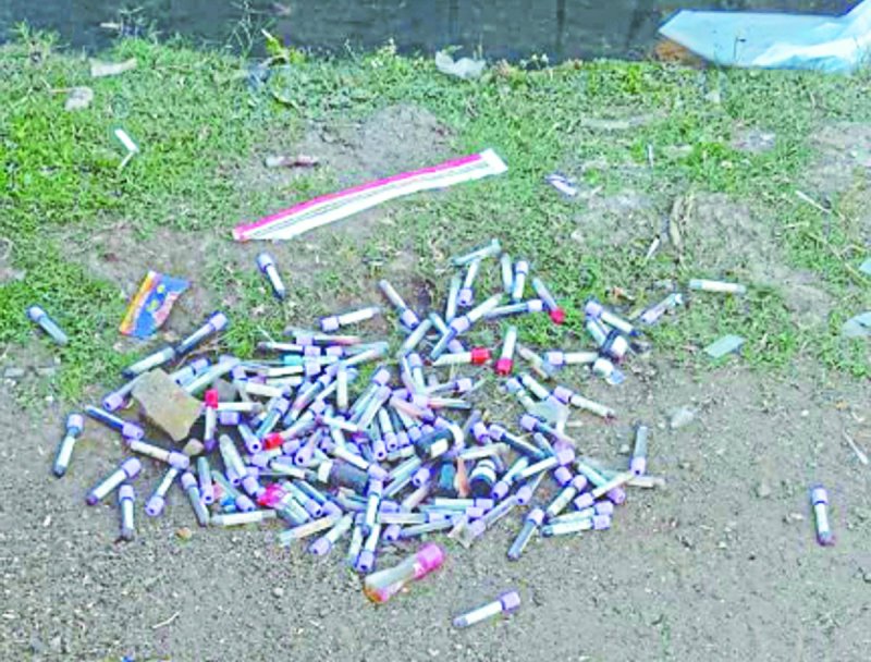 खुले मे फेंक रहे संक्रमित ब्लड सैंपल ट्यूब, कार्रवाई नहीं