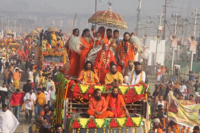 Mahamandaleshwar proceeding towards the Sangam on a chariot